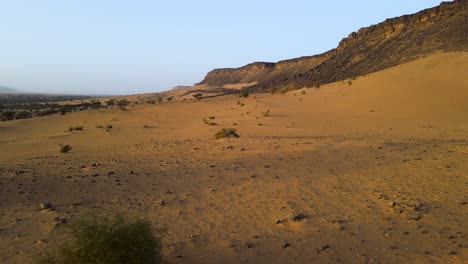 Paisaje-Seco-Y-árido-En-El-Desierto-Del-Sahara-De-Mauritania,-áfrica---Vuelo-Aéreo-De-Drones