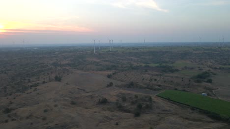 Sonnenaufgang-Am-Frühen-Morgen-Windkraftanlage-Aus-Der-Vogelperspektive-Jath-Maharashtra-Indien