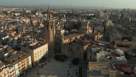 Morgens-Valencia-Spanien-Luftaufnahmen-Des-Wahrzeichens-Von-Miguelet-Glockenturm-Und-Kathedrale-4k