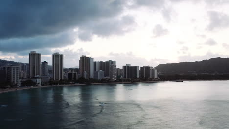 Luftdrohnenaufnahme-Der-Skyline-Von-Honolulu-In-Der-Abenddämmerung