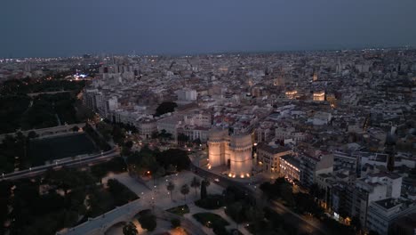 Valencia-Spanien,-Panoramische-Luftaufnahme-Der-Historischen-Alten-Stadttore-In-Der-Dämmerung,-Torres-De-Serranos