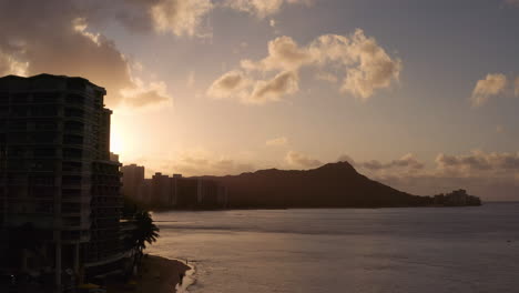 Luftdrohnenschwenk-über-Dem-Pazifischen-Ozean-Von-Hawaii-Sonnenuntergang