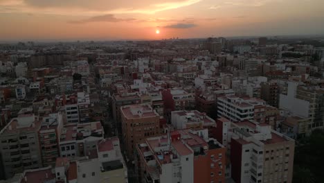 Sonnenuntergang-Luftaufnahme-Des-Wohngebiets-In-Valencia,-Spanien