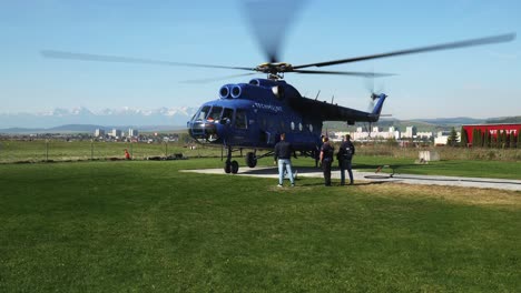 Helicóptero-Mi-8-Con-Paracaidistas-Despegando-Del-Aeródromo-En-Las-Montañas-Tatra