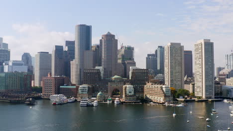 Antenne-über-Dem-Hafen-Von-Boston-Nähert-Sich-Der-Skyline-Von-Boston