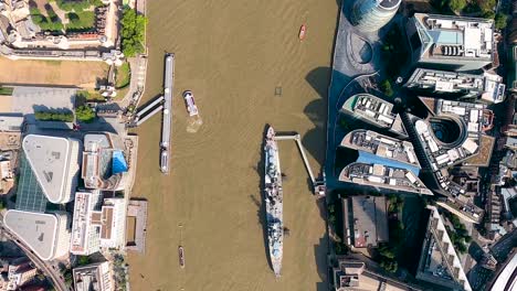Vertical-aerial-view-of-the-River-Thames-from-Tower-Bridge-to-Westminster-Bridge,-London,-UK