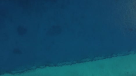 Drohne-Fliegt-Aus-Der-Vogelperspektive-über-Türkisblaues-Meer