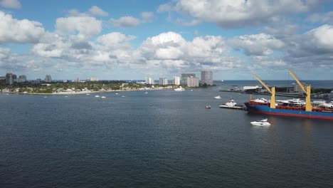 Bootsverkehr-Im-Geschäftigen-Seehafen-An-Der-Küste-Von-Florida