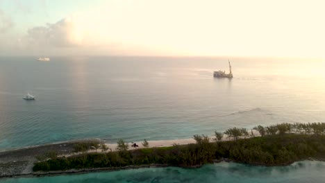 Luftaufnahme-über-Eine-Bucht-Auf-Den-Bahamas-Im-Sonnenuntergang