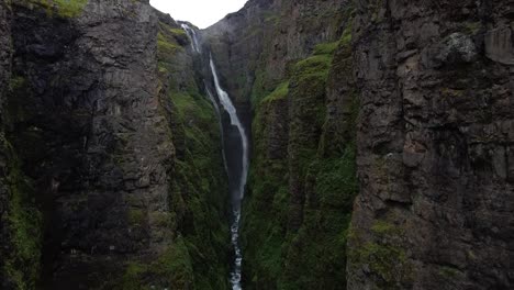 Cascada-De-Glymur-En-El-Cañón-De-Glymur,-Islandia,-Pedestal-Aéreo-Arriba