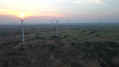 Sonnenaufgang-Am-Frühen-Morgen-Windkraftanlage-Vogelperspektive-Nahaufnahme-Jath-Maharashtra-Indien