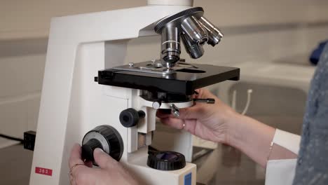 Adjusting-focus-on-a-microscope