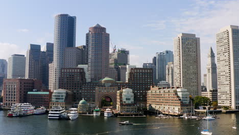 Drohne-Bewegt-Sich-Durch-Den-Hafen-Von-Boston-In-Richtung-Der-Skyline-Von-Boston