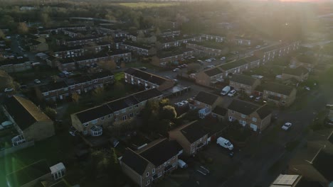 Epische-Seitenaufnahme-Einer-Britischen-Stadt-Während-Des-Sonnenuntergangs-Mit-Fackeln