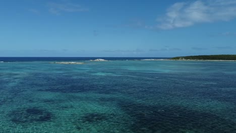 Luftaufnahme-Einer-Wunderschönen-Lagune-Auf-Den-Bahamas