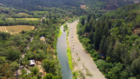 Der-Russische-Fluss-Bei-Healdsburg,-Kalifornien-In-Der-Nähe-Eines-Weinbergs---Umlaufende-Luftaufnahme