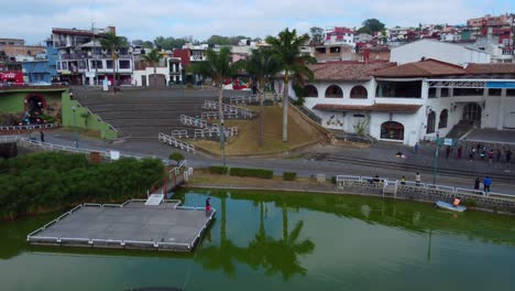 Aerial-view-with-drone-of-the-bridge-of-walk-of-the-lake-in-Xalapa,-Veracruz