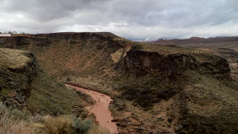 El-Río-Virgen-En-El-Sur-De-Utah-Que-Fluye-A-Través-De-Un-Cañón-Escarpado