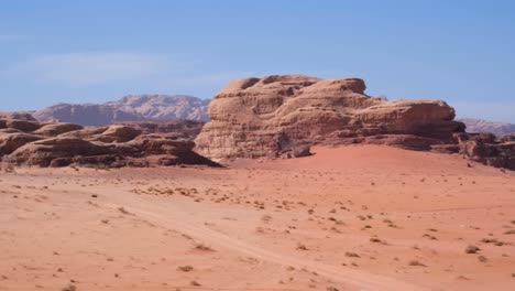 El-Planeta-Hostil-Marte-Como-El-Desierto-Rojo-De-Wadi-Rum-En-Jordania-Con-Un-Paisaje-Montañoso-Rocoso-Vasto,-árido-Y-Escarpado