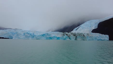 Impresionante-Glaciar-En-Una-Montaña-Con-Una-Asombrosa-Capa-De-Niebla-Con-Colores-Sobrios-Glaciar-Spegazzini