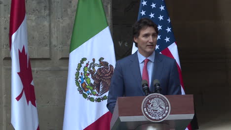 El-Presidente-Canadiense-Trudeau-Dando-Un-Importante-Discurso-Durante-Una-Conferencia