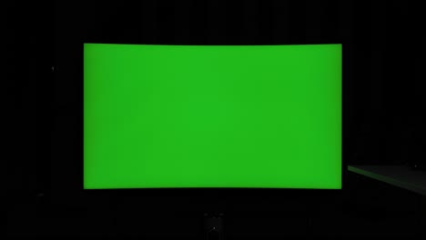 422-10-Bit-Statikaufnahme,-Gebogener-Grüner-Fernsehbildschirm-Nachts-In-Einem-Dunklen-Raum-Mit-Umgebungsbeleuchtung
