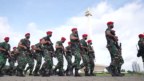The-Indonesian-Army-Special-Forces-Command-which-carried-out-a-special-operation-mission-for-the-Indonesian-government,-with-the-best-angle-marching-bravely-against-the-background-of-the-Monas