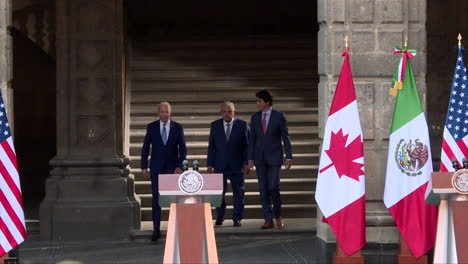 Joe-Biden-Und-Justin-Trudeau-Gehen-Während-Des-Nordamerikanischen-Führergipfels-2023-In-Mexiko-stadt-Die-Treppe-Hinunter