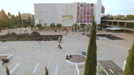 Drohne-Gleitet-Nach-Links,-Während-Die-Menschen-Sich-Während-Des-Sonnenuntergangs-Entspannen-Und-Ausruhen---Habima-Square-Tel-Aviv,-Israel