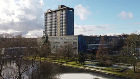 Snowy-Pilkingtons-Glass-Headquarters-Blue-High-Rise-Business-Office-Park-Steigende-Luftaufnahme