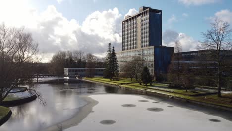 Pilkingtons-Glas-Hauptquartier-Blau-Hochhaus-Business-Office-Park-Antenne-Dolly-Linke-Ansicht