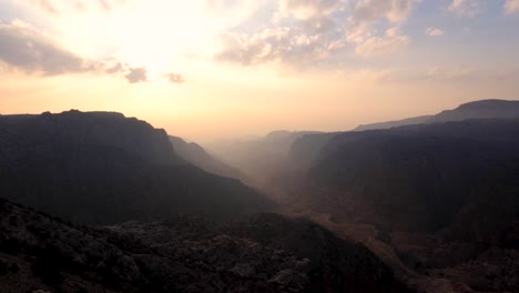 Puesta-De-Sol-Oscura-Con-Vistas-Al-Valle-Del-Cañón-Natural-Wadi-Dana-Y-Reserva-De-Biosfera-De-Dana-En-Jordania,-Oriente-Medio