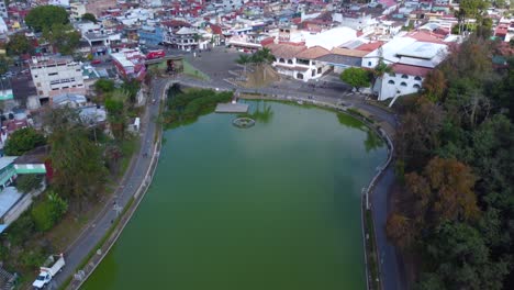 Vista-Aerea-Con-Drone-Del-Puente-De-Paseo-Del-Lago-En-Xalapa,-Veracruz