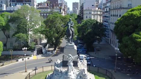 Die-Pracht-Des-Gehrungsmonuments-In-Buenos-Aires-Mit-Der-Stadt-Im-Hintergrund