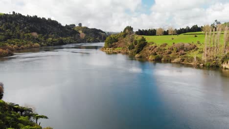Drohnenrückzugsaufnahme-Eines-Sees-In-Neuseeland