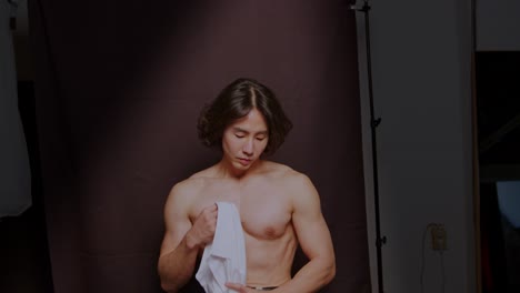 Hombre-Asiático-Modelo-Masculino-Con-Camisa-Quitada-Muestra-Músculo-Sexy-Cuerpo-Guapo-Bien-Entrenado-Y-Atractivo