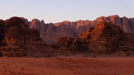 Planeta-Marte-Como-Entorno-De-Desierto-De-Arena-Roja-Y-Montañas-Del-Desierto-De-Wadi-Rum,-Lejanía-Y-Desierto,-Jordania,-Oriente-Medio