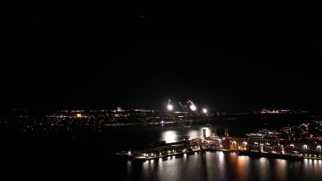 Feuerwerk-In-Der-Nacht-über-Einem-Fluss,-Mit-Hafen