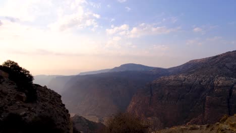 Vista-Natural-Del-Paisaje-Del-Valle-Del-Cañón-De-La-Vasta-Reserva-De-Biosfera-Wadi-Dana-Y-Dana-En-Jordania,-Oriente-Medio