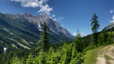 Toma-Panorámica-Del-Valle-De-Gais-Con-Picos-Nevados-Detrás,-Ubicado-En-Austria