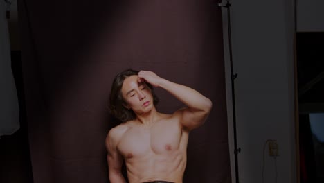 Asiatischer-Mann-Männliches-Modell-Zeigt-Muskel-Sexy-Gutaussehenden-Körper-Gut-Trainiert-Und-Attraktiv