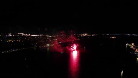 Feuerwerk-In-Der-Nacht-über-Einem-Fluss,-Quebec,-Kanada