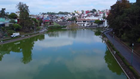 Aerial-view-with-drone-of-the-bridge-of-walk-of-the-lake-in-Xalapa,-Veracruz