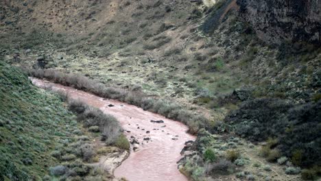 Das-Rote-Schmutzige-Schlammwasser-Des-Jungfräulichen-Flusses-Im-Südlichen-Utah---Statisch