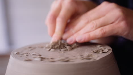 Potter-scores-on-pottery-wheel-slow-motion-flakes