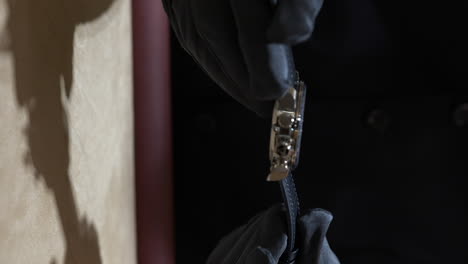 Vertikaler-Uhrmacher-Aus-Der-Nähe,-Der-Teure-Luxusuhren-Der-Marke-Chopard-Inspiziert