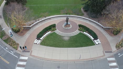 Die-Spartanische-Statue-An-Der-Michigan-State-University-Mit-Herausgezogenem-Drohnenvideo