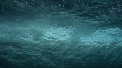 Unterwasseraufnahme-Einer-Welle,-Die-Zeitlupe-Auf-Den-Kanarischen-Inseln-Bricht