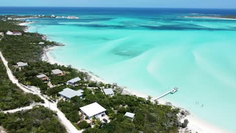 Luftaufnahme-Vom-Festland-Zum-Türkisfarbenen-Meer-Auf-Den-Bahamas