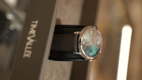Vertikale-Nahaufnahme-Luxusmarke-Baume-Mercier-Stilvolle-Armbanduhr-Zum-Verkauf-Im-Juweliergeschäft